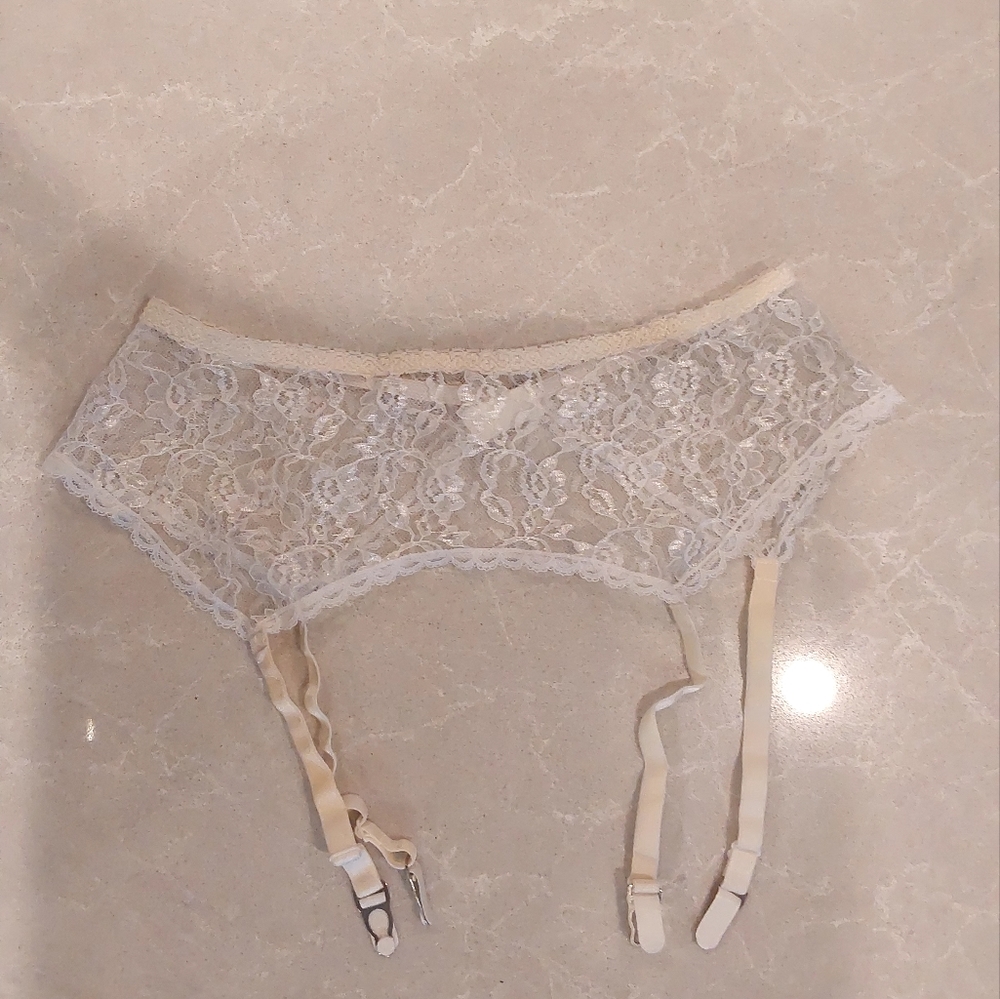 Ivory garterbelt size large-xl